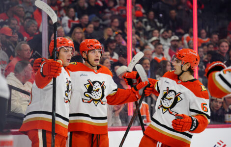 Leo Carlsson burns the Flyers after a failed offer sheet in the Ducks' 5-4 win